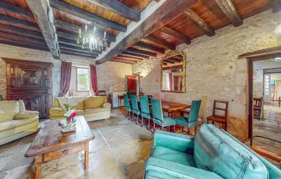 Coin salon dans l'établissement Beautiful Home In Couhe