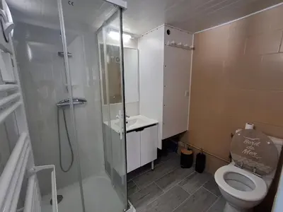 Salle de bains dans l'établissement Appartement cosy avec mezzanine, proche plage et commerces - Châtelaillon-Plage - FR-1-706-29