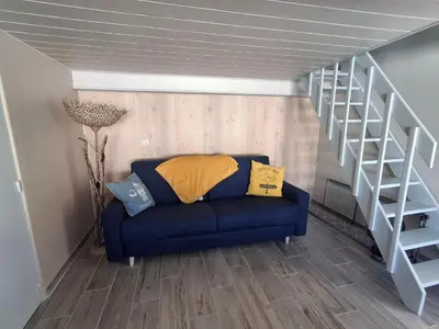 Coin salon dans l'établissement Appartement cosy avec mezzanine, proche plage et commerces - Châtelaillon-Plage - FR-1-706-29