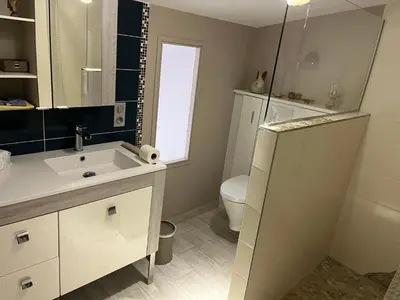 Salle de bains dans l'établissement Maison Serenity aytre