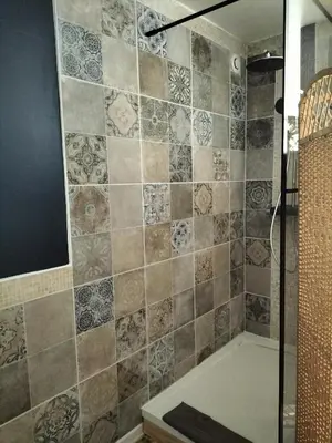 Salle de bains dans l'établissement Les 2 Tours