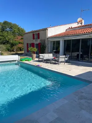 Piscine de l'établissement Charentaise contemporaine ou située à proximité