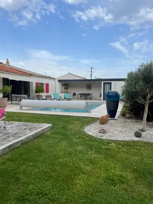 Piscine de l'établissement Charentaise contemporaine ou située à proximité