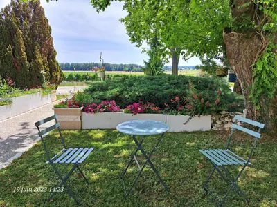 Jardin de l'établissement La Métairie au milieu des vignes