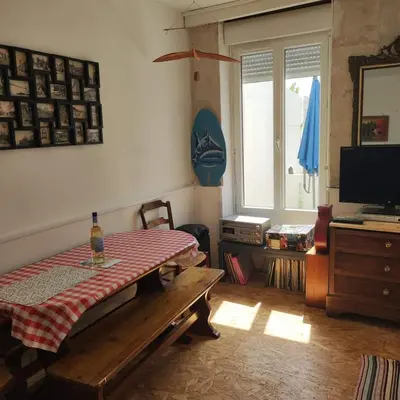 Télévision ou salle de divertissement dans l'établissement Les galets