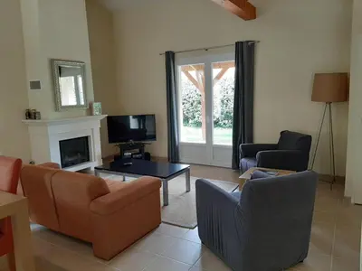 Télévision ou salle de divertissement dans l'établissement Villa in Les Forges with Golf & Pool Access