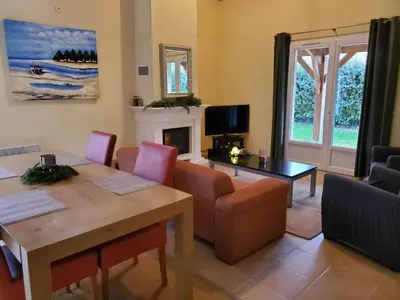 Télévision ou salle de divertissement dans l'établissement Villa in Les Forges with Golf & Pool