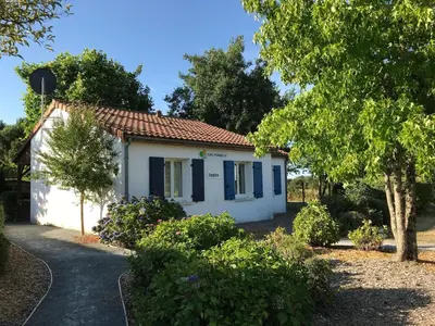 Jardin de l'établissement Villa in Parthenay with Bubble Bath