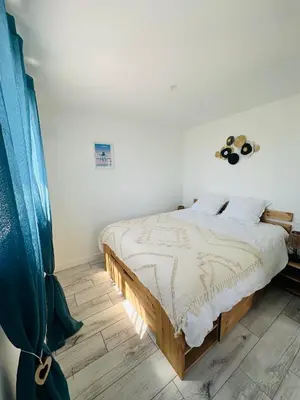 Un ou plusieurs lits dans un hébergement de l'établissement Villa front de mer avec jacuzzi et accès plage