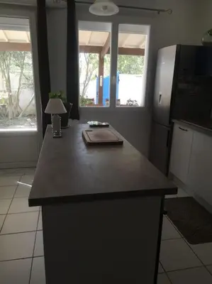 Cuisine ou kitchenette dans l'établissement La Porte Bleue