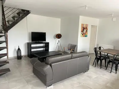 Télévision ou salle de divertissement dans l'établissement La grange à Rosy