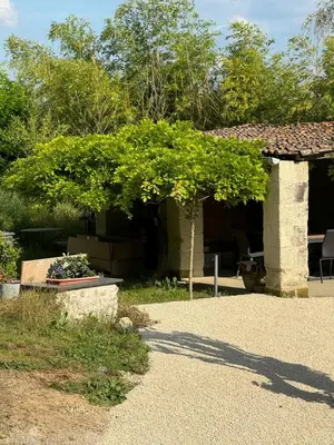 Jardin de l'établissement Gîte - petite maison proche du Futuroscope