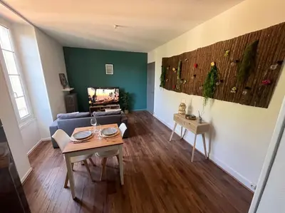 Coin salon dans l'établissement Le petit jardin de Bellune