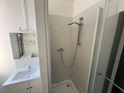 Salle de bains dans l'établissement Le petit jardin de Bellune