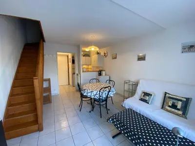 Coin salon dans l'établissement Appartement Duplex Calme, Proche Plage et Centre à Fouras - FR-1-709-78