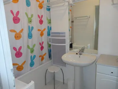 Salle de bains dans l'établissement Appartement Duplex Calme, Proche Plage et Centre à Fouras - FR-1-709-78