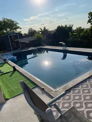 Piscine de l'établissement Chambre avec vue sur le marais et la piscine ou située à proximité