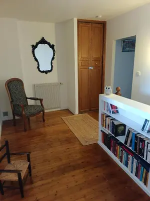 Bibliothèque dans la maison de vacances