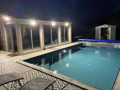 Piscine de l'établissement Au calme dans le marais avec piscine ou située à proximité