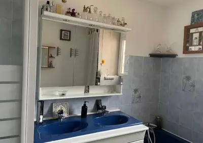 Salle de bains dans l'établissement Au calme dans le marais avec piscine