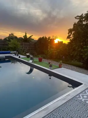 Piscine de l'établissement Au calme dans le marais avec piscine ou située à proximité