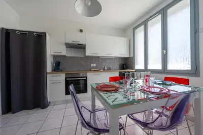 Cuisine ou kitchenette dans l'établissement Logement Vacances La Rochelle