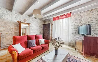 Télévision ou salle de divertissement dans l'établissement 3 Bedroom Cozy Home In Ligné
