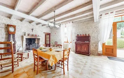Coin salon dans l'établissement 3 Bedroom Cozy Home In Ligné