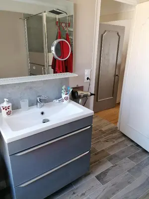 Salle de bains dans l'établissement Au bord de l'eau COULON