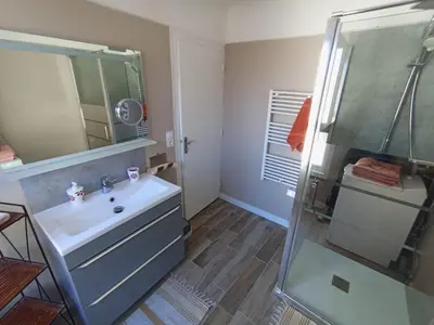 Salle de bains dans l'établissement Au bord de l'eau COULON