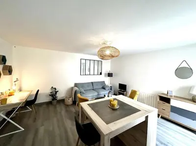 Coin salon dans l'établissement Côté Cour - Appartement en plein centre-ville & proche des thermes