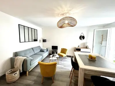 Coin salon dans l'établissement Côté Cour - Appartement en plein centre-ville & proche des thermes