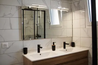 Salle de bains dans l'établissement Résidence Campagne Charentaise
