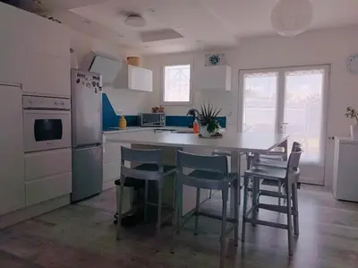 Cuisine ou kitchenette dans l'établissement Maison plain pied 2 chambres