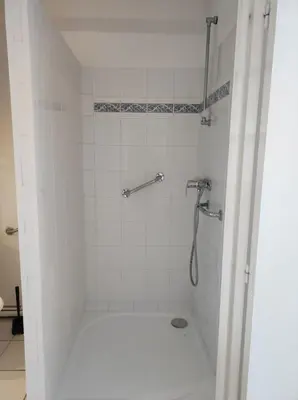 Salle de bains dans l'établissement Les Jasmins d'Aytré