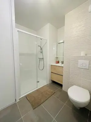 Salle de bains dans l'établissement T2 neuf quartier Vieux Port avec ascenseur et terrasse