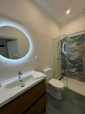 Salle de bains dans l'établissement G6 Appartement Climatisé au calme centre Angouleme