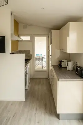Cuisine ou kitchenette dans l'établissement Etang et Famille - Sherlock