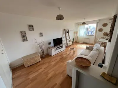 Télévision ou salle de divertissement dans l'établissement Superbe appartement cosy