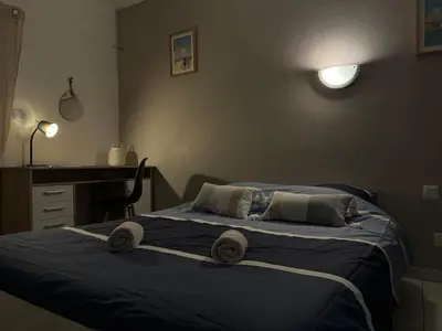 Un ou plusieurs lits dans un hébergement de l'établissement Appartement Les vagues dorées - Résidence Kiwi
