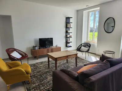 Télévision ou salle de divertissement dans l'établissement La Villa Ausone
