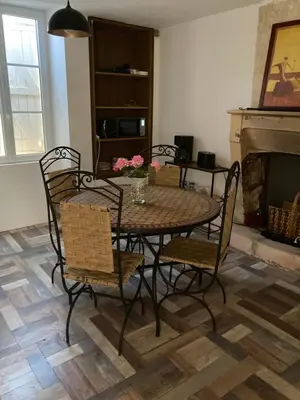 Coin salon dans l'établissement Chambre améliorée dans petite maisonnette, Au moulin du bonheur