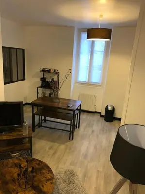 Cuisine ou kitchenette dans l'établissement Très joli T2 dans la vieille ville