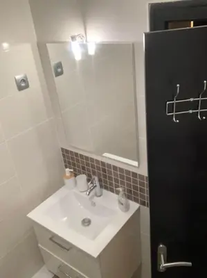 Salle de bains dans l'établissement Très joli T2 dans la vieille ville