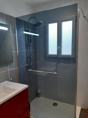 Salle de bains dans l'établissement MAISON de Vacances Entière à 10 mn de La Rochelle