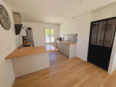 Cuisine ou kitchenette dans l'établissement MAISON de Vacances Entière à 10 mn de La Rochelle