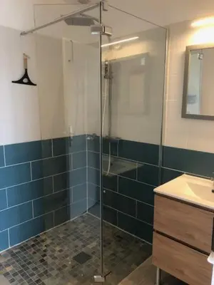 Salle de bains dans l'établissement La Grange de la Brousse