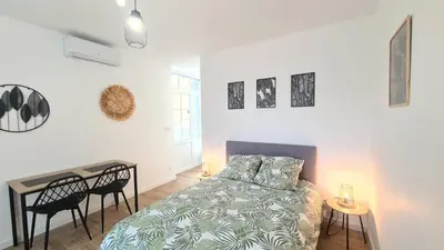 Un ou plusieurs lits dans un hébergement de l'établissement Studio Ludo 1, parking privé, wifi, climatisation, entrée autonome