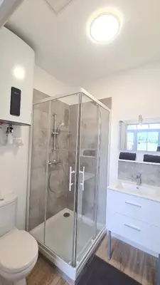 Salle de bains dans l'établissement Studio Ludo 1, parking privé, wifi, climatisation, entrée autonome