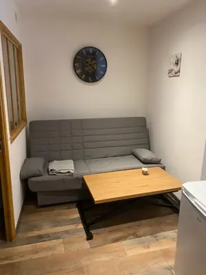 Coin salon dans l'établissement 3 appartements T1 meublé Lussac 86320